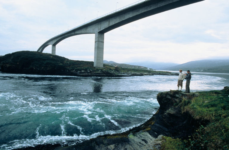 Det går bru over Saltstraumen, og parkeringsplassen er rett på andre siden © Terje Rakke