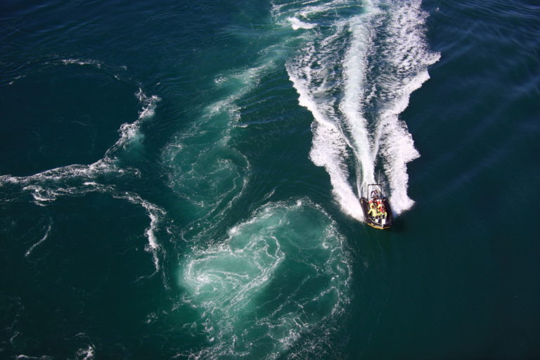 Companies offer boat tours to see the area and wildlife © Tommy Andreassen