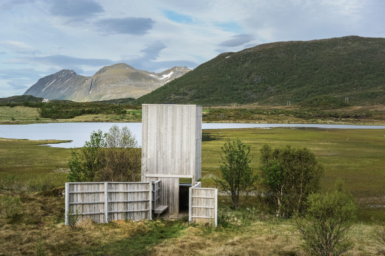 Fugletårn ved Gårdsvatnet i Lofoten. Våtmarker med vannfugler kan observeres uten å forstyrre dem © Jarle Wæhler/Statens vegvesen