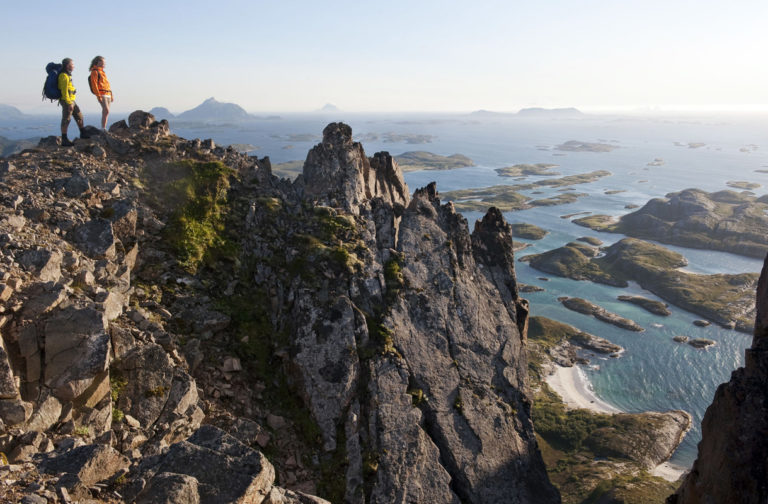 Keep a distance away from cliff edges © Terje Rakke