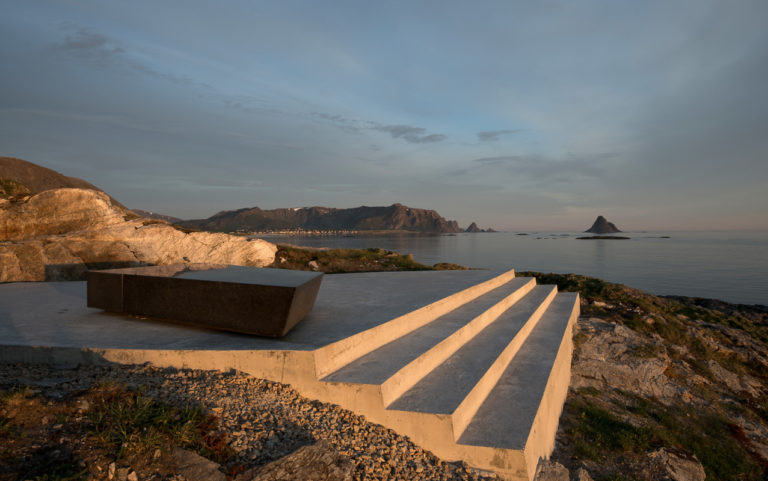 Kleivodden viewpoint at Andøya, the fishing village of Bleik and the iconic Bleiksøya. Photo: Roger Ellingsen / Statens Vegvesen