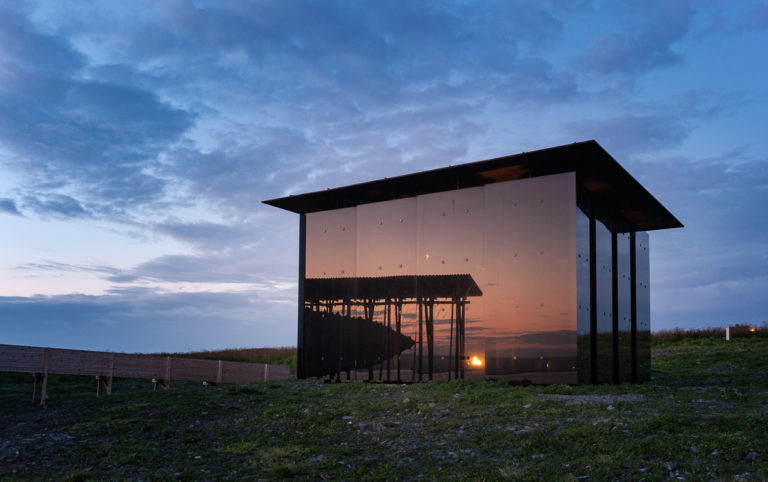 Solnedgang på Heksemonumentet i Vardø © Jarle Wæhler/Statens vegvesen