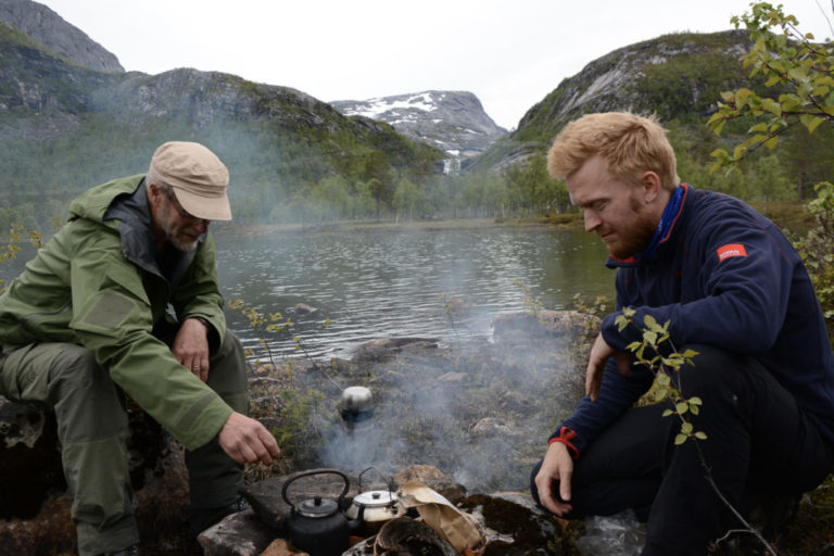 Kaffepause. Austervatn ligger enda et trinn opp, og du ser det i bakgrunnen © Knut Hansvold