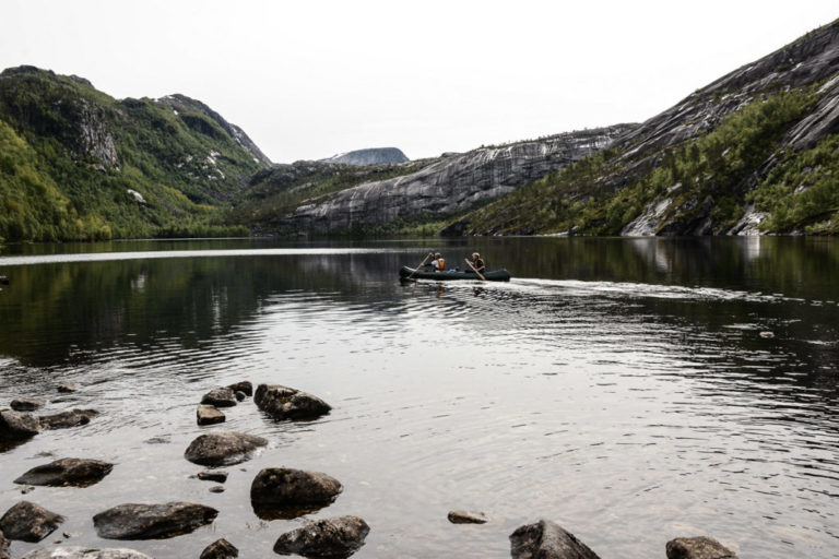 Vi setter ut på Sørfjordvatnet © Knut Hansvold