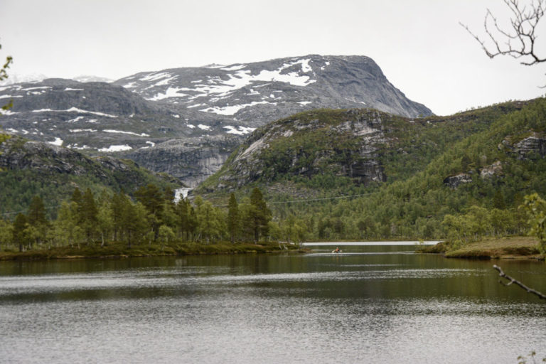 På vei inn i villmarka på Kollbakkelva © Knut Hansvold