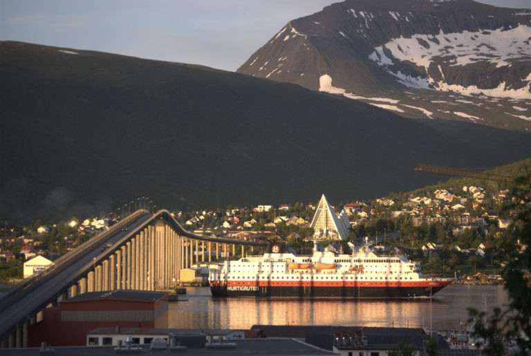Klokka er rett før 12., og sørgående hurtigrute går til kai i Tromsø © Knut Hansvold