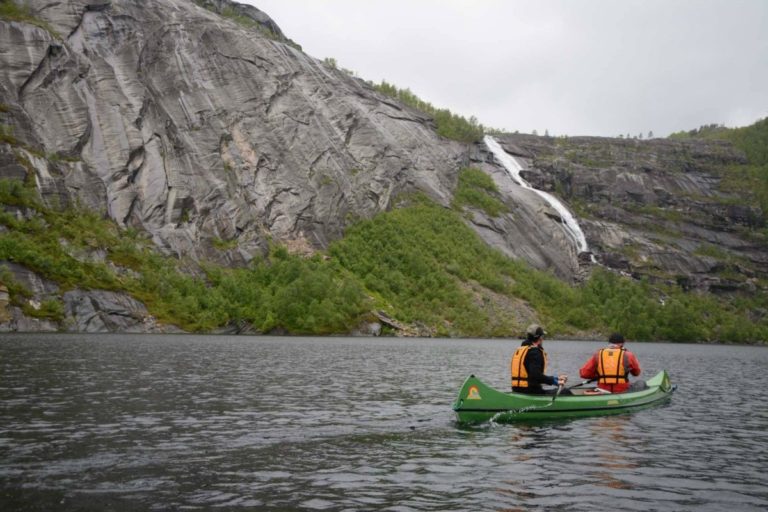 På vei over Sørfjordvatnet med flotte fossefall © Knut Hansvold