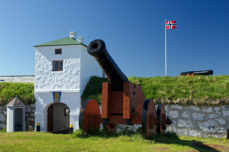 Canon at the entrance © Trym Ivar Bergsmo/NordNorsk Reiseliv