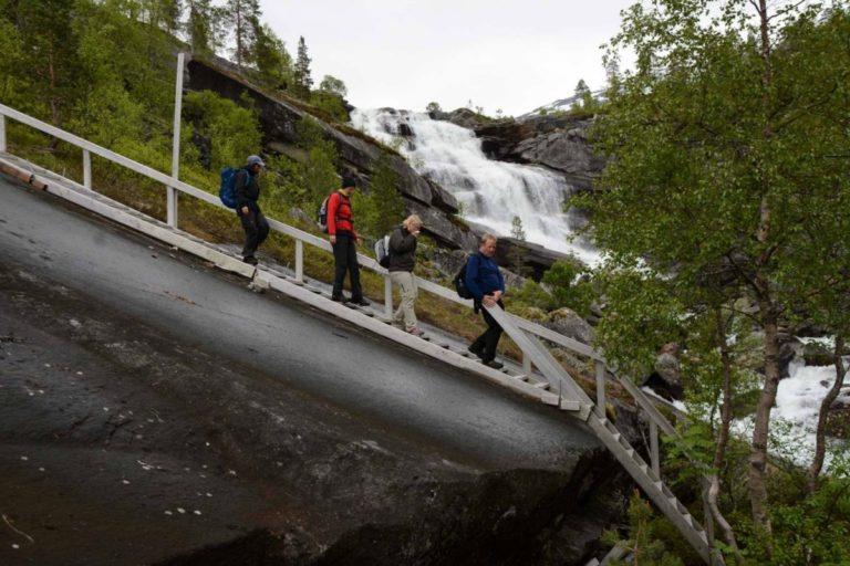 Bergene er så glatte at det er bygd flotte trapptrinn © Knut Hansvold
