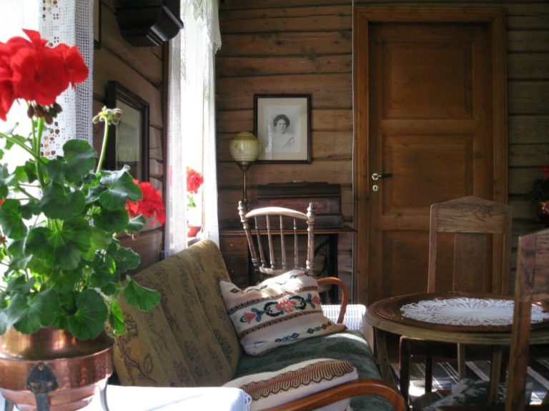 The lounge area with classic timber walls © Storjord Hotel