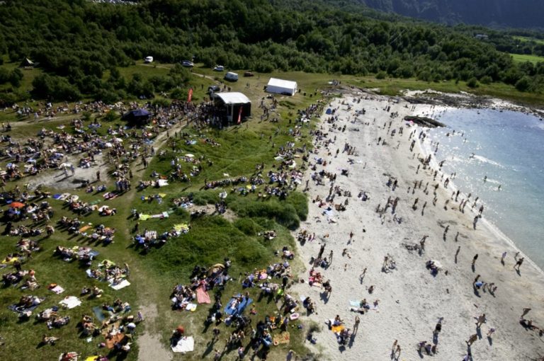 Stranda er en bra plass om sommeren © Musikkfestuka
