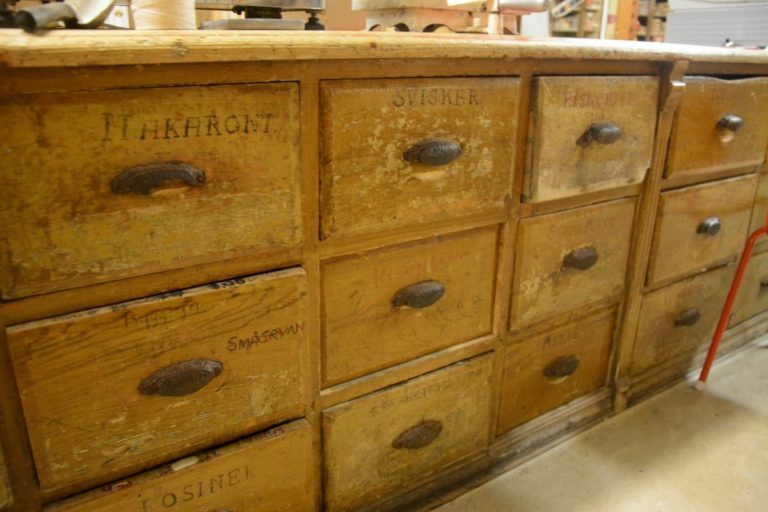 Compartment draws holding goods at different weights © Knut Hansvold