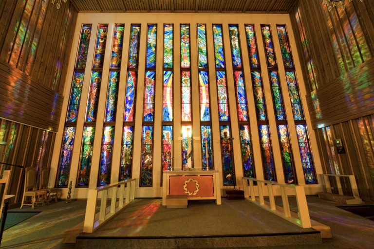 En fargestrålende glassmosaikk i Båtsfjord kirke. Båtsfjord er fiskerihovedstaden og det største fiskeværet på Varangerhalvøya