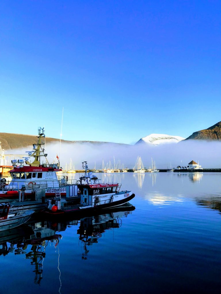Tåka leker med båtene i havna om høsten © Knut Hansvold