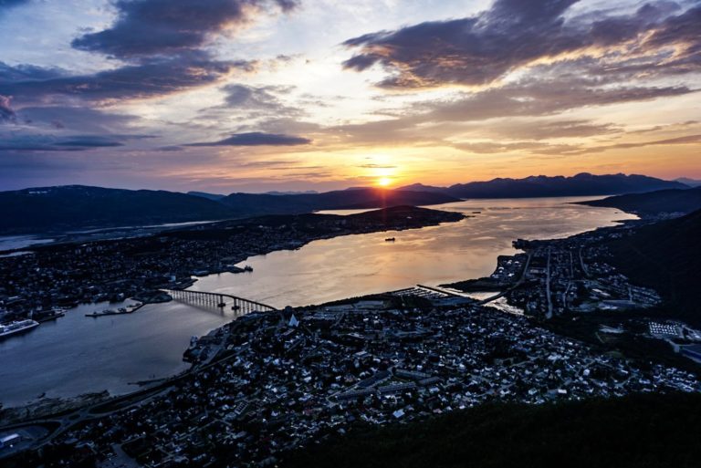 Utsikt mot midnattssola i Tromsø © Knut Hansvold