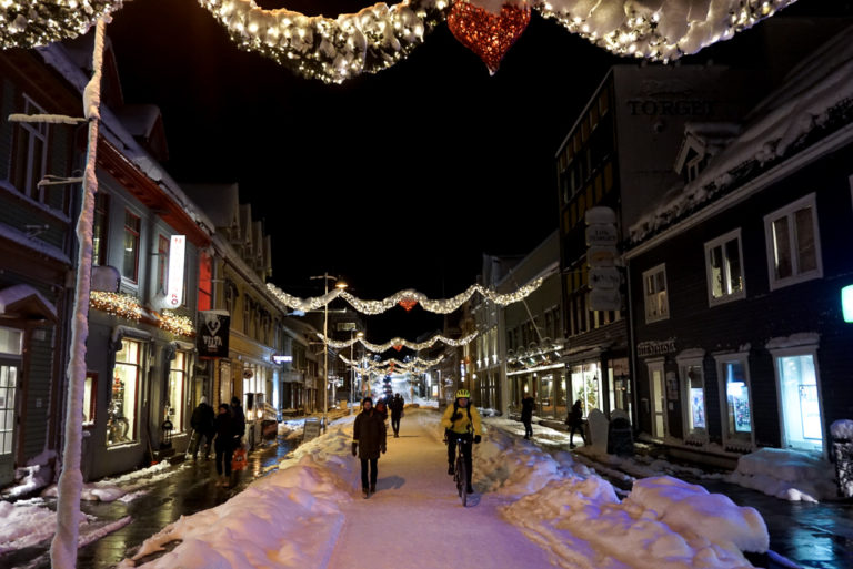 I Storgata må man av og til skreve over snøskavlene. Husk gode sko © Knut Hansvold