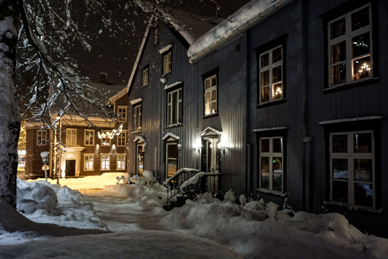 På vei ned Bispegata for å svinge inn i Storgata © Knut Hansvold