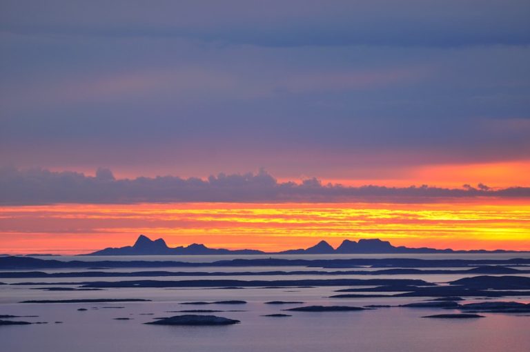 Utsikt mot øyriket ved midnatt om sommeren © Steinar Skaar