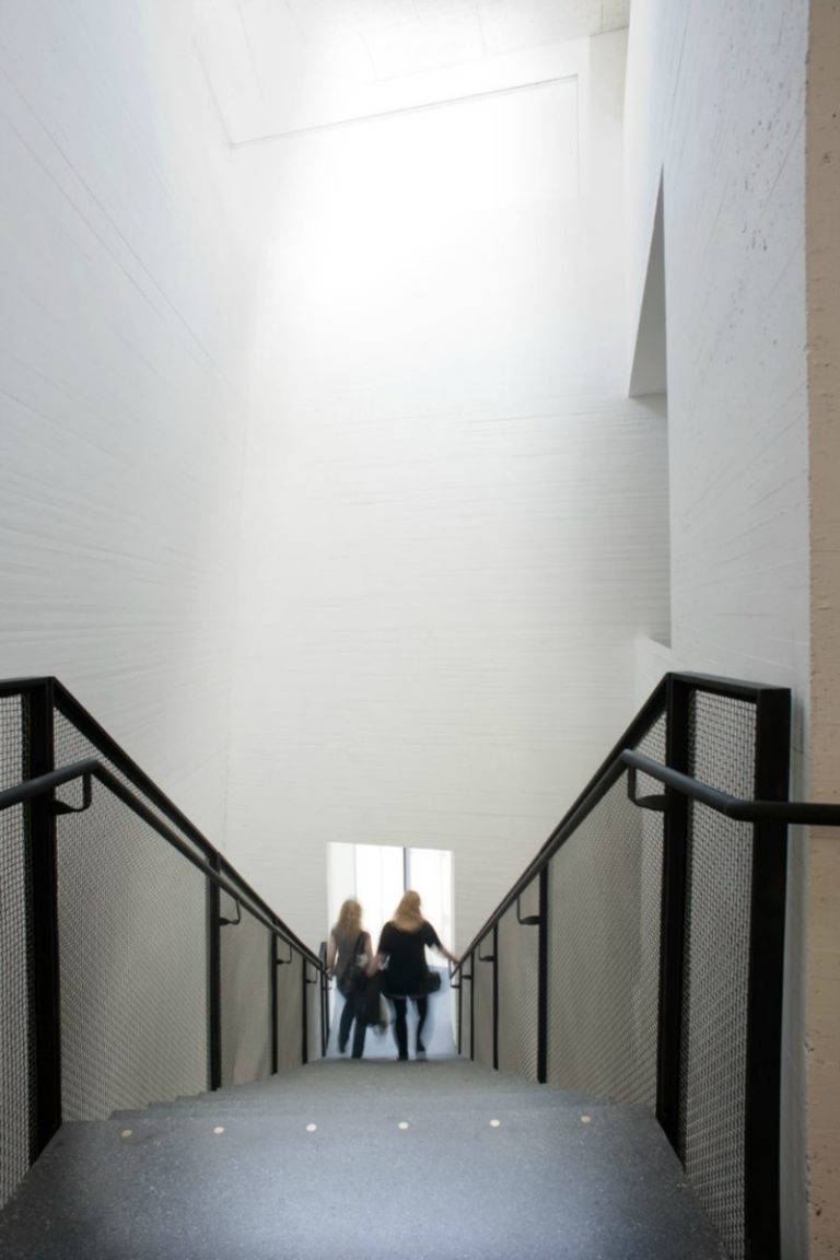 Staircase surrounded by white space © Hamsunsenteret