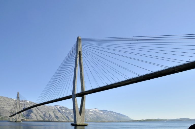 Helgelandsbrua over til øya Alsten © Steinar Skaar
