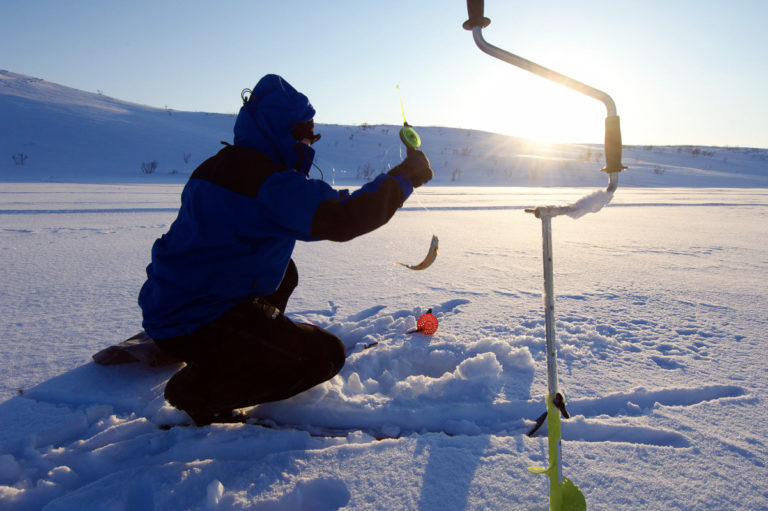 Out ice fishing © Bjarne Riesto riesto.no /www.nordnorge.com