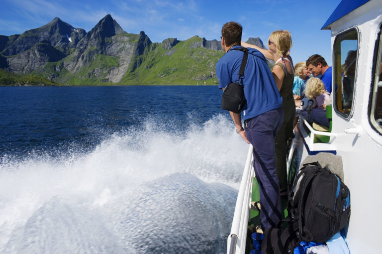 Med båt ut Reinefjorden © Bård Løken
