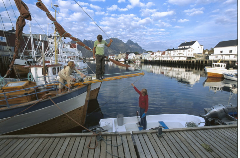 Det er ikke få mennesker som har kommet sjøveien til Henningsvær gjennom tidene © Terje Rakke