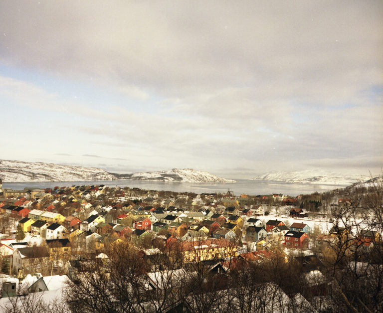 Utsikt over Kirkenes. Den fargerike gjenreisningsstilen blir enda mer fargerik mot den hvite snøen © Jørn Tomter