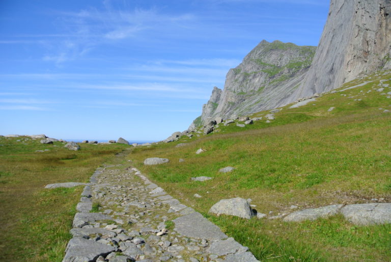 Når du er her på stien nærmer du deg stranda med stormskritt © Kristian Nashough