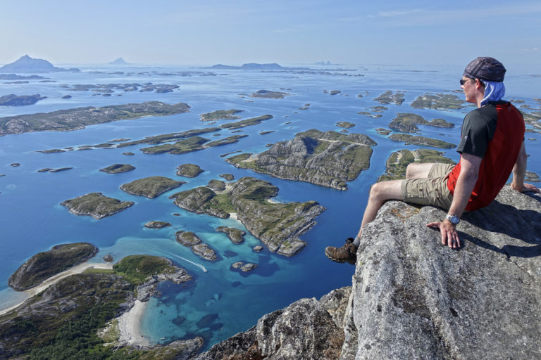 Utsikt fra Rødøyløva sørover mot Hestmannen, Lovund og Træna ute til høyre © Stefan Barth