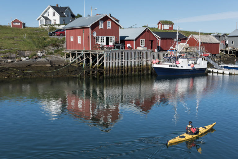 Kajakk i øymylderet på Vega © Terje Rakke/Nordic Life