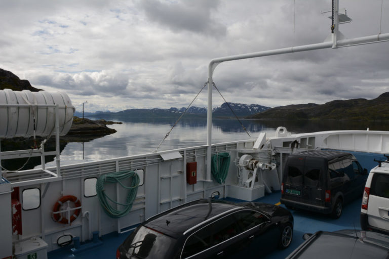 Den lille ferga Akkarfjord - Kjerringholmen tas for å nå fjellene på Seiland © Knut Hansvold
