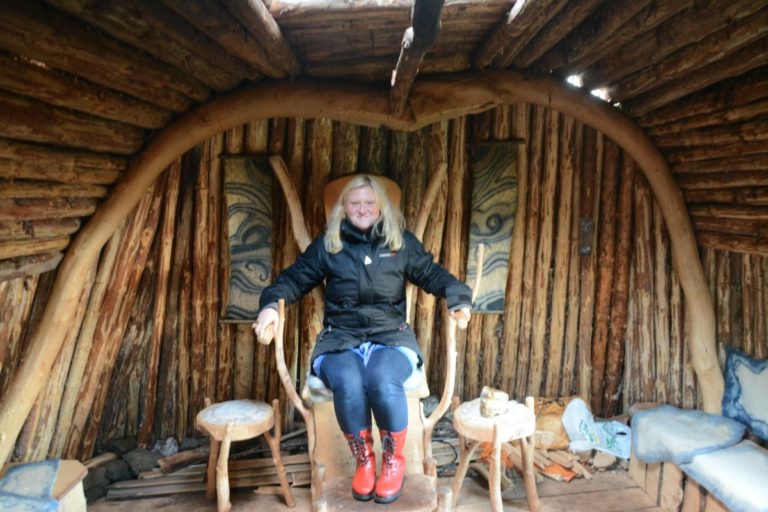 Alvedronningen er på plass (åkei, museumsdirektøren, da..) © Knut Hansvold