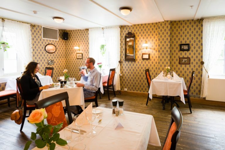 Dining in traditional surroundings © Fru Haugans Hotel