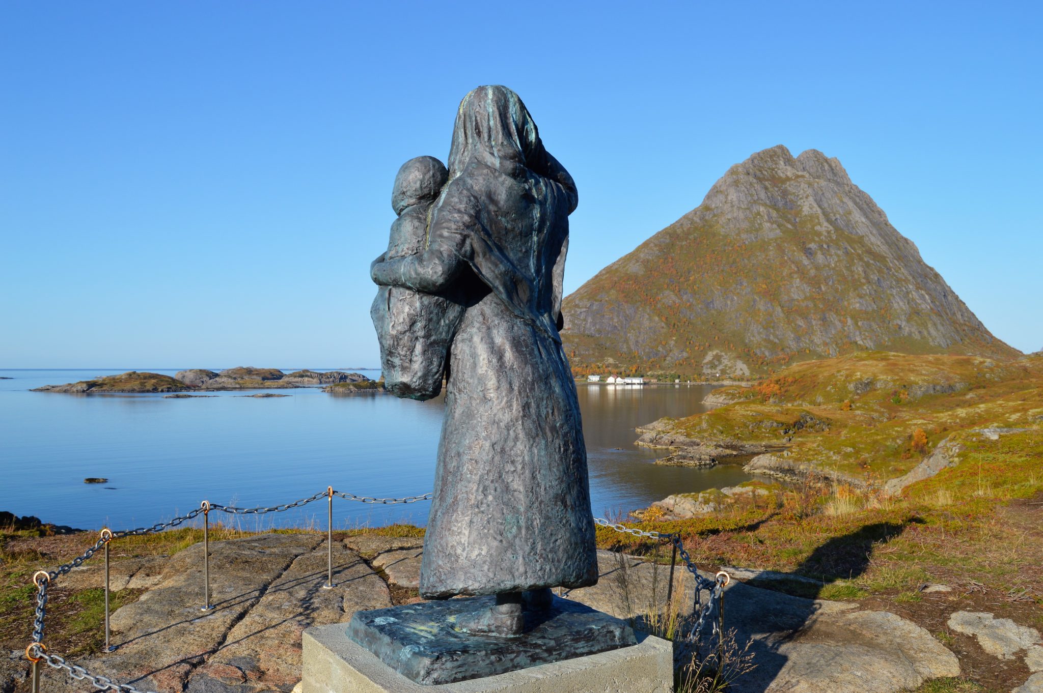 Feskarkona ser ut mot havet og mot Skipnes © Kjetil Paulsen