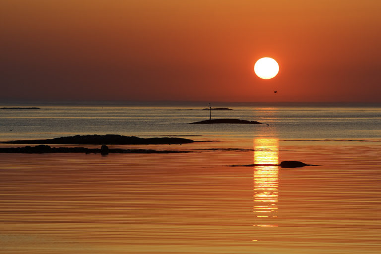 Midnight Sun over the open sea © Marten Bril