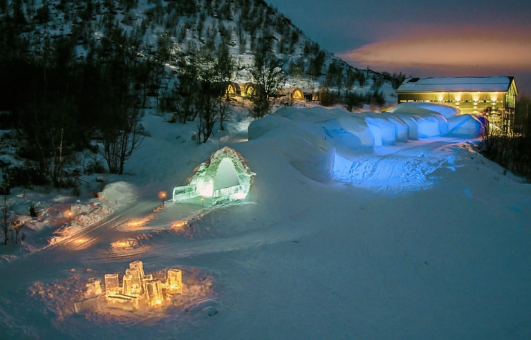 Kirkenes Snow Hotel har noe overjordisk over seg i vintermørket © Kirkenes Snow Hotel