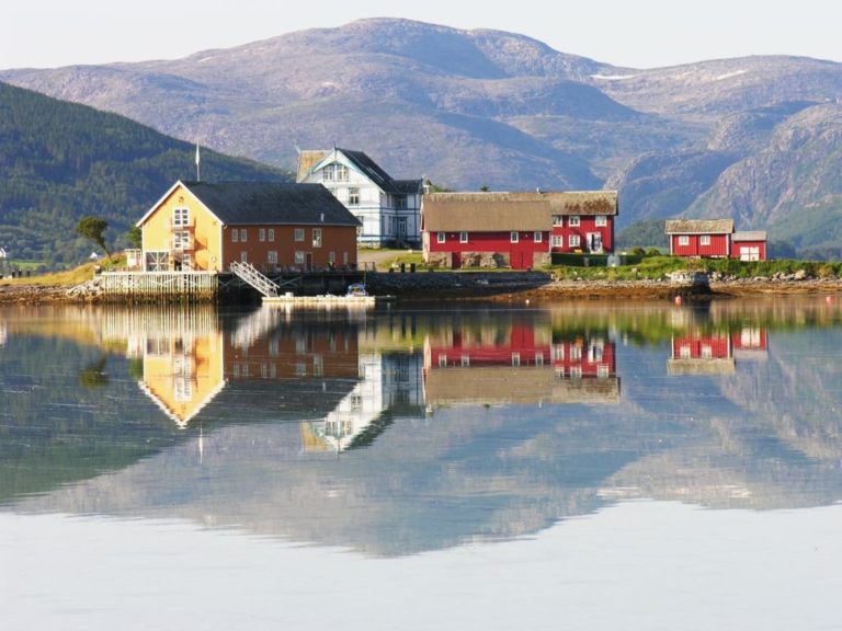 Sandtorgholmen er et statelig skue ved Tjeldsundet © Sandtorgholmen