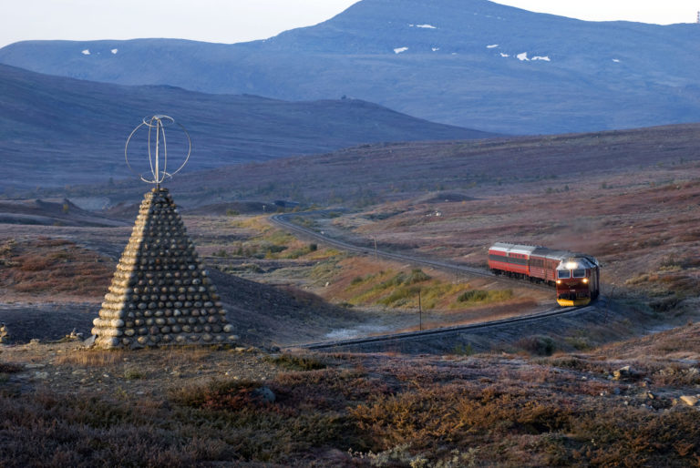 The train on Nordland railway crossing the Arctic Circle. Photo: Rune Fossum / nordnorge.dev09.dekodes.no