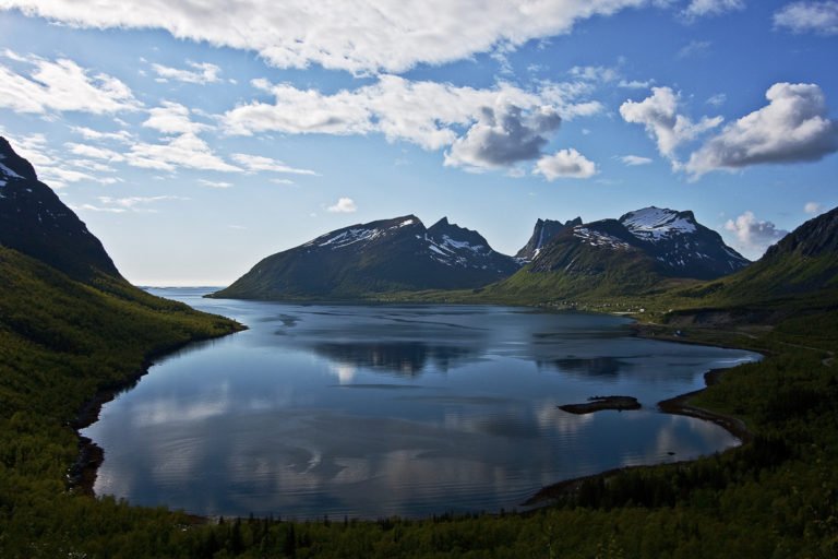 Utsikten fra "Magasuget" over Bergsfjorden © Hans Arne Paulsen