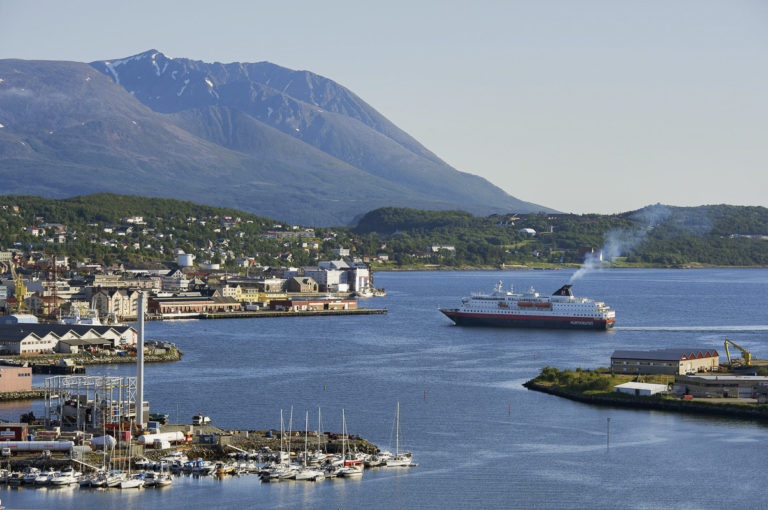 Hurtigruta på vei inn til Harstad på morgenen © Bård Løken
