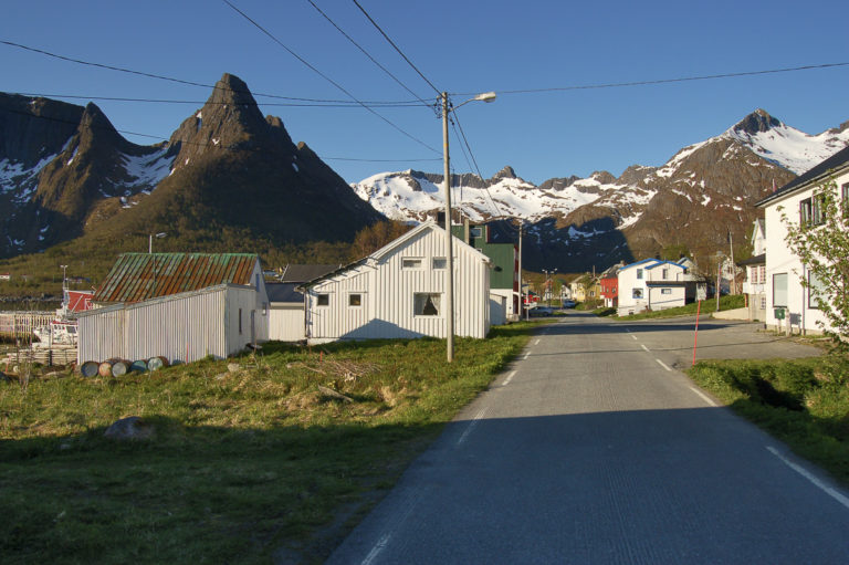 Mefjordvær in Midnight Sun © Werner Harstad/Statens vegvesen