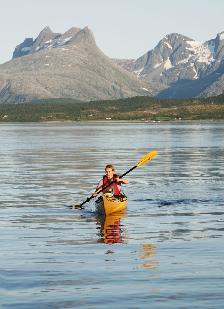 Paddling under the Børvasstindan © Helge Grønmo