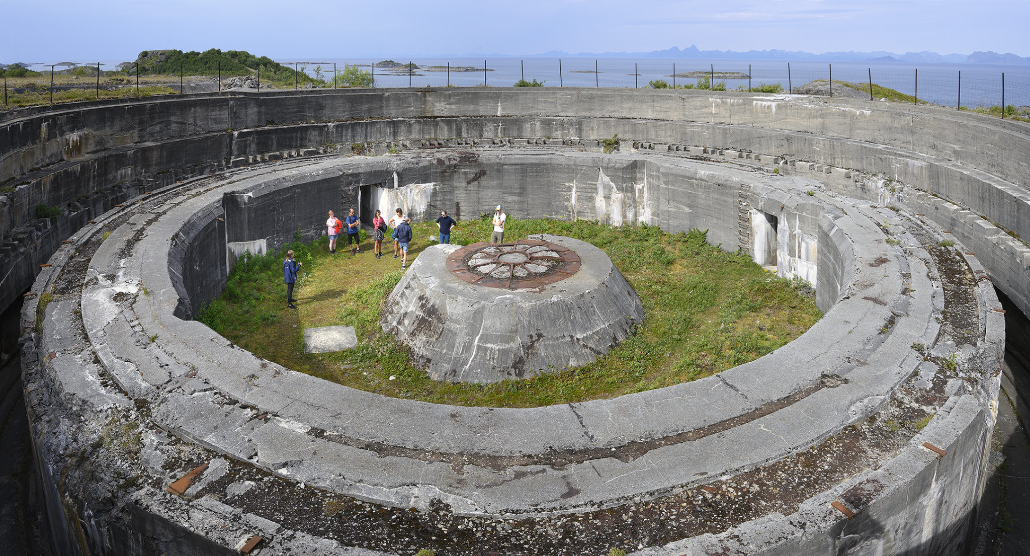 Batterie Dietl i Steigen er fundamentet for gigantiske kanoner som en gang sto her © Ernst Furuhatt