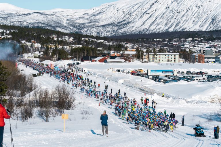 Mellom 1.500 og 2.000 løpere på Artillerisletta i det startskuddet går © Magnus Östh