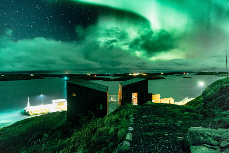 Nordlyset danser over de lave øyene i Fleinvær © Martin Losvik