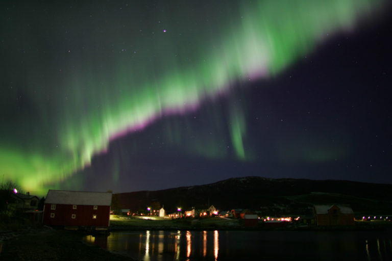 The pink stripe is the lowest part of the Northern Lights © Frank Andreassen
