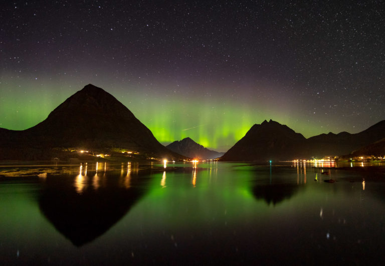 Nordlys i Aldersundet på Nord-Helgeland © Simon Fossheim