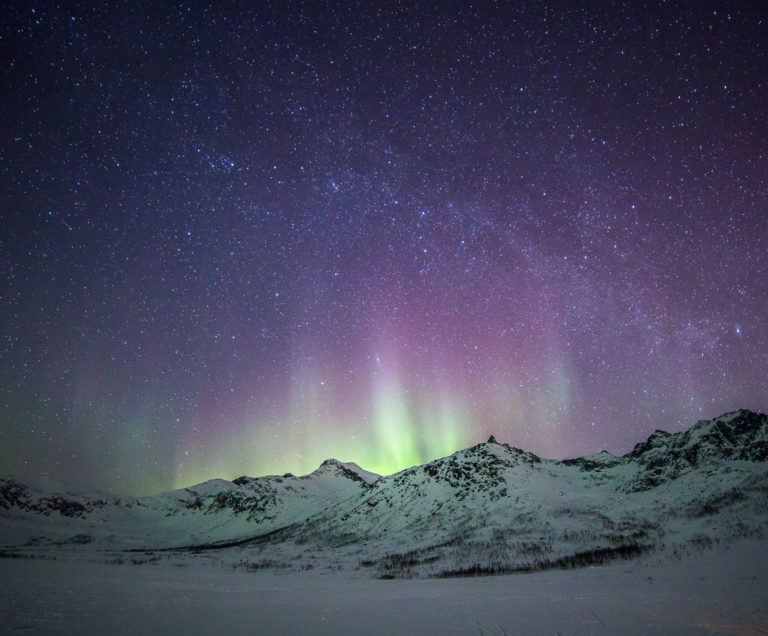 Svakt skinn av lilla over Kattfjordvatnet. Er det fest på andre sida? © William Copeland