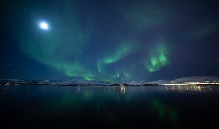 Den store vannflata skaper en stor, mørk himmelhvelving som nordlyset kan danse på © William Copeland